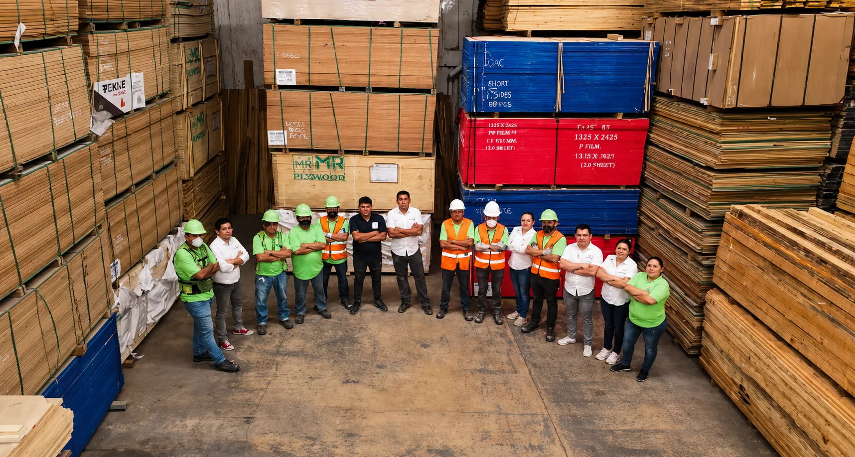 Personal de Grupo Bajce dentro de una operación de almacenamiento de madera