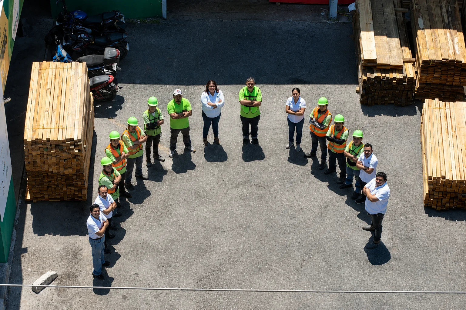 Equipo de Grupo Bajce reunido en una zona de operación rodeada de madera